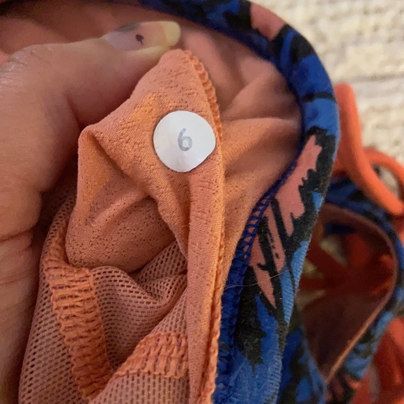 🧁Lululemon crisscross back bra-size 6. Coral and blue.* - Picture 4 of 6